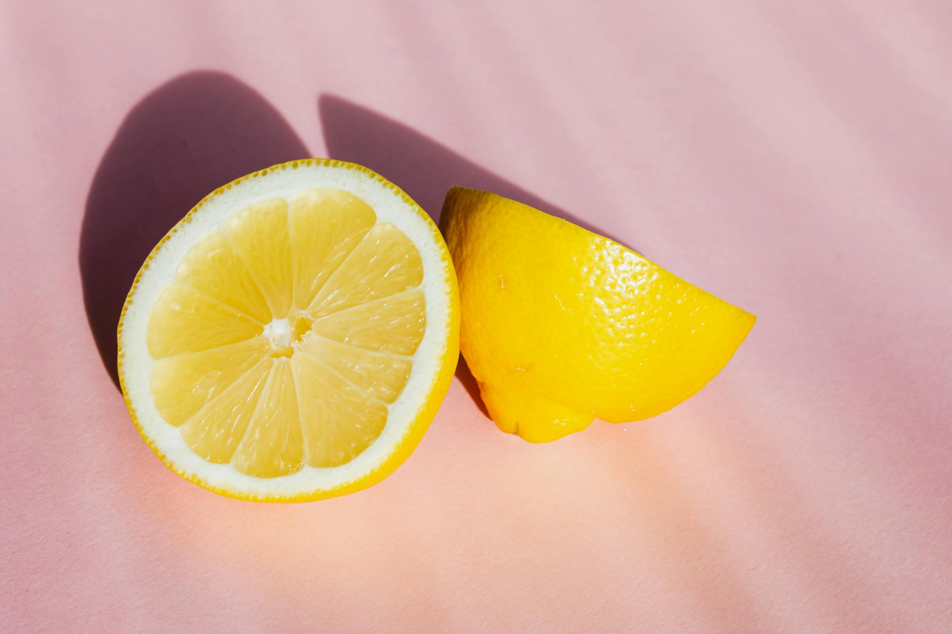 Lemons coloridos em um fundo rosa brilhante, representando abraço e aceitação.